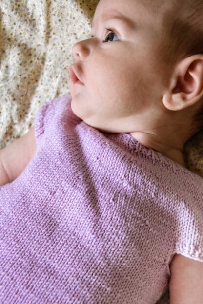 Baby med strikket pink tunika