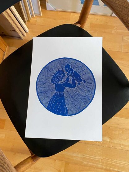 Plakat af HartmanSloth 'Lyset i mørket' i blå